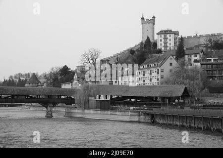 Monochromes Bild des Mannliturms, historischer Turm der Musegg-Mauer. Stockfoto