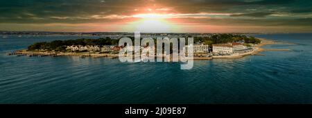 Wunderschöner Blick auf den Bournemouth Pier unter dem wolkenlosen Himmel bei Sonnenuntergang Stockfoto