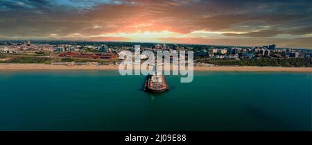 Wunderschöner Blick auf den Bournemouth Pier unter dem wolkenlosen Himmel bei Sonnenuntergang Stockfoto