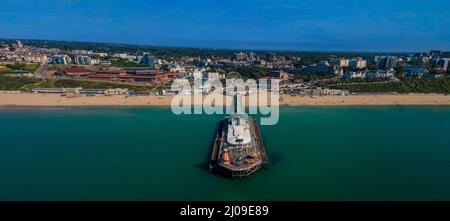 Schöner Blick auf den Bournemouth Pier unter dem blauen Himmel Stockfoto