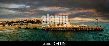 Wunderschöner Blick auf den Bournemouth Pier unter dem wolkenlosen Himmel bei Sonnenuntergang Stockfoto