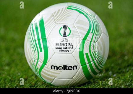 Rotterdam, Niederlande. 17. März 2022. ROTTERDAM, NIEDERLANDE - 17. MÄRZ: matchball während des UEFA Conference League-Spiels zwischen Feyenoord und FK Partizan in de Kuip am 17. März 2022 in Rotterdam, Niederlande (Foto von Peter Lous/Orange Picics) Credit: Orange Pics BV/Alamy Live News Stockfoto