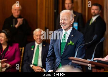 Washington DC, USA. 17. März 2022. Washington DC, USA. 17. März 2022. US-Präsident Joe Biden lächelt, als er das jährliche Friends of Ireland Lunch anlässlich des St. Patricks Day auf dem Capitol Hill am 17. März 2022 in Washington, DC abhielt der irische Premierminister Micheal Martin konnte zu seinen Ehren nicht an der jährlichen Veranstaltung teilnehmen, nachdem er sich für COVID-19 positiv getestet hatte. Bild: Adam Schultz/White House Photo/Alamy Live News Stockfoto