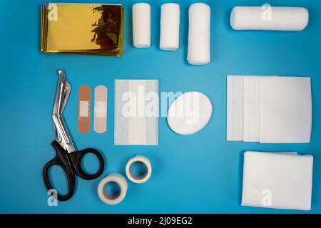 Verbandskasten gegen blaue Oberfläche. Stockfoto