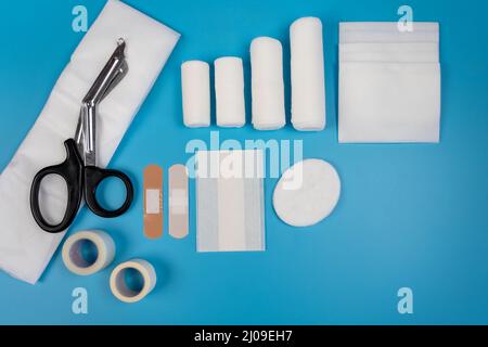 Verbandskasten gegen blaue Oberfläche. Stockfoto
