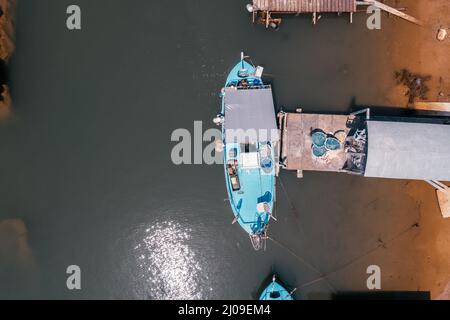 Blick von oben auf das traditionelle zyprische Fischerboot im Dorf Liopetri. Bezirk Famagusta, Zypern Stockfoto