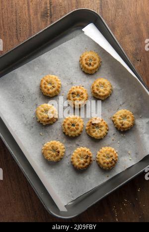 Maamoul - gebackene kurze Brote auf einem Backblech. Draufsicht. Orientalischer traditioneller Nachtisch und Küche. Stockfoto