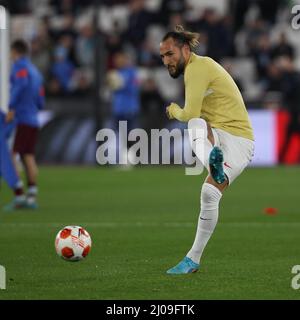 London, Großbritannien. 17. März 2022. Nemanja Gudelj aus Sevilla erwärmt sich während des UEFA Europa League-Spiels zwischen West Ham United und Sevilla am 17. März 2022 im Londoner Stadion, im Queen Elizabeth Olympic Park, London, England. Foto von Ken Sparks. Nur zur redaktionellen Verwendung, Lizenz für kommerzielle Nutzung erforderlich. Keine Verwendung bei Wetten, Spielen oder Veröffentlichungen einzelner Clubs/Vereine/Spieler. Kredit: UK Sports Pics Ltd/Alamy Live Nachrichten Stockfoto