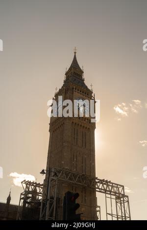 Big Ben ist der Spitzname für die große Glocke der markanten Uhr am nördlichen Ende des Palace of Westminster in London, England Stockfoto