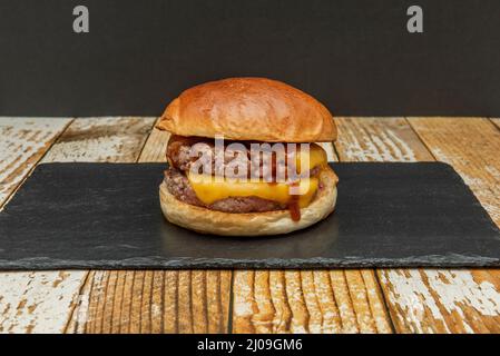 Double Cheeseburger enthält zwei Stücke reines Fleisch, gewürzt mit einer Prise Salz und Pfeffer Ketchup, Senf und zwei Stücke geschmolzener amerikanischer Chees Stockfoto