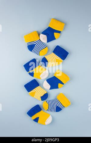 World Down Syndrome Day Hintergrund. Verschiedene Socken auf blauem Hintergrund. Down-Syndrom-Bewusstsein-Konzept. Ungerade Socken als Symbol des Down-Syndroms. Stockfoto