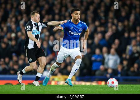 Ryan Fraser von Newcastle United (links) und Mason Holgate von Everton (rechts) kämpfen während des Premier League-Spiels im Goodison Park, Liverpool, um den Ball. Bilddatum: Donnerstag, 17. März 2022. Stockfoto