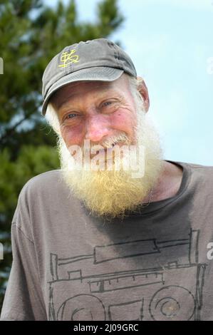 Gesicht eines älteren Mannes, der um Geld bettelt, eines Vietnam-Veteranen in Georgien im Winter Stockfoto