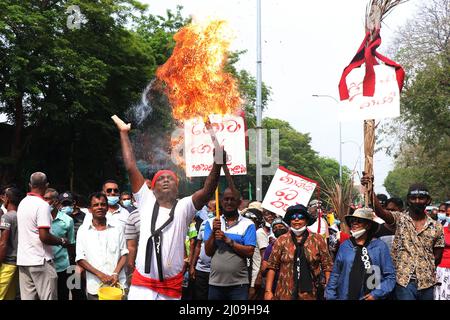 Colombo, Westliche Provinz, Sri Lanka. 15. März 2022. Oppositionelle protestieren gegen die sich verschärfende Wirtschaftskrise, die in Colombo, Sri Lanka, am 15. März 2022, zu Treibstoffknappheit und steigenden Lebensmittelpreisen geführt hat. (Bild: © Saman Abesiriwardana/Pacific Press via ZUMA Press Wire) Stockfoto