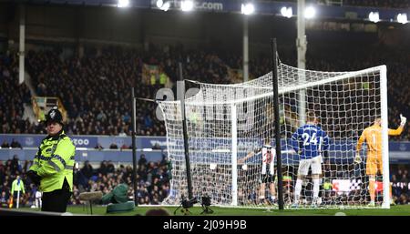 Liverpool, Großbritannien. 17.. März 2022. Ein Polizeibeamter steht Wache, nachdem sich ein Fan während des Spiels in der Premier League im Goodison Park, Liverpool, an den Torposten befestigt hatte. Bildnachweis sollte lauten: Darren Staples / Sportimage Credit: Sportimage/Alamy Live News Stockfoto