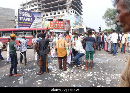 Colombo, Westliche Provinz, Sri Lanka. 15. März 2022. Oppositionelle protestieren gegen die sich verschärfende Wirtschaftskrise, die in Colombo, Sri Lanka, am 15. März 2022, zu Treibstoffknappheit und steigenden Lebensmittelpreisen geführt hat. (Bild: © Saman Abesiriwardana/Pacific Press via ZUMA Press Wire) Stockfoto