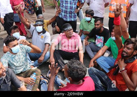 Colombo, Westliche Provinz, Sri Lanka. 15. März 2022. Oppositionelle protestieren gegen die sich verschärfende Wirtschaftskrise, die in Colombo, Sri Lanka, am 15. März 2022, zu Treibstoffknappheit und steigenden Lebensmittelpreisen geführt hat. (Bild: © Saman Abesiriwardana/Pacific Press via ZUMA Press Wire) Stockfoto