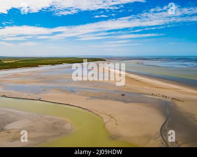 Le Mont Saint Michel, beeindruckender Blick auf die bunten Sandflächen rund um die berühmte Abtei bei Ebbe, Normandie, Nordfrankreich Stockfoto