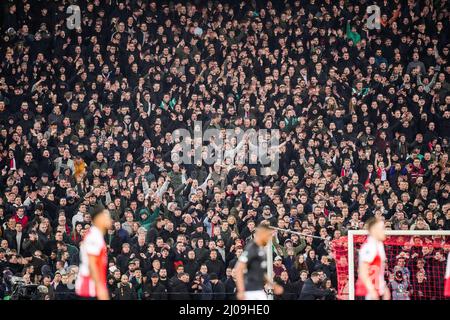 Rotterdam, Niederlande. 17. März 2022. Rotterdam - Fans von Feyenoord beim Spiel zwischen Feyenoord gegen FK Partizan im Stadion Feijenoord De Kuip am 17. März 2022 in Rotterdam, Niederlande. Kredit: Kasten zu Kasten Abbildungen/Alamy Live Nachrichten Stockfoto