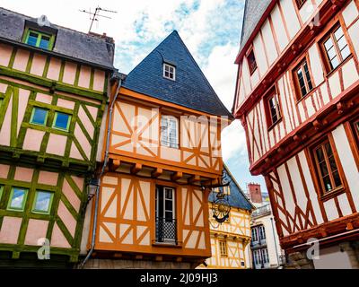 Bunte Häuser im historischen Zentrum von Vannes, Küstenstadt im Departement Morbihan, Bretagne, Frankreich Stockfoto