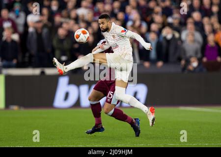 LONDON, GROSSBRITANNIEN. MÄR 17. Youssef en-Nesyri aus Sevilla kontrolliert den Ball während des UEFA Europa League-Spiels zwischen West Ham United und dem FC Sevilla am Donnerstag, dem 17.. März 2022, im London Stadium, Stratford. (Kredit: Federico Maranesi | MI Nachrichten) Kredit: MI Nachrichten & Sport /Alamy Live Nachrichten Stockfoto