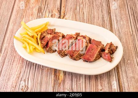 Zu den begehrtesten Zuschnitten, die auf dem Grill zubereitet werden, gehören das Rinderfilet und das Entrecote, beide sind in wenigen Minuten exquisit Stockfoto