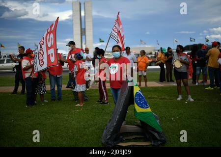 DF - Brasilia - 03/17/2022 - BRASILIA, MOVIMENTO ESPEJO ZERO - Protestierende der MTST, Bewegung obdachloser Arbeiter, nehmen an einem Protest Teil, um für die Verlängerung der Forderung nach Nichteinhaltung der Grundregel (ADPF) n&#xba zu kämpfen; 828, die am Donnerstag, den 17. März, auf der Esplanada dos Ministerios in Brasilia zum Schutz tausender Familien auf dem Land und in der von Zwangsräumungen oder Zwangsräumungen bedrohten Stadt und gegen die Regierung von Präsident Bolsonaro beigetragen haben. Foto: Mateus Bonomi/AGIF/Sipa USA Stockfoto