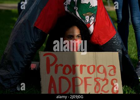 DF - Brasilia - 03/17/2022 - BRASILIA, MOVIMENTO ESPEJO ZERO - Protestierende der MTST, Bewegung obdachloser Arbeiter, nehmen an einem Protest Teil, um für die Verlängerung der Forderung nach Nichteinhaltung der Grundregel (ADPF) n&#xba zu kämpfen; 828, die am Donnerstag, den 17. März, auf der Esplanada dos Ministerios in Brasilia zum Schutz tausender Familien auf dem Land und in der von Zwangsräumungen oder Zwangsräumungen bedrohten Stadt und gegen die Regierung von Präsident Bolsonaro beigetragen haben. Foto: Mateus Bonomi/AGIF/Sipa USA Stockfoto