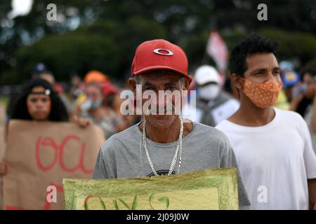 DF - Brasilia - 03/17/2022 - BRASILIA, MOVIMENTO ESPEJO ZERO - Protestierende der MTST, Bewegung obdachloser Arbeiter, nehmen an einem Protest Teil, um für die Verlängerung der Forderung nach Nichteinhaltung der Grundregel (ADPF) n&#xba zu kämpfen; 828, die am Donnerstag, den 17. März, auf der Esplanada dos Ministerios in Brasilia zum Schutz tausender Familien auf dem Land und in der von Zwangsräumungen oder Zwangsräumungen bedrohten Stadt und gegen die Regierung von Präsident Bolsonaro beigetragen haben. Foto: Mateus Bonomi/AGIF/Sipa USA Stockfoto