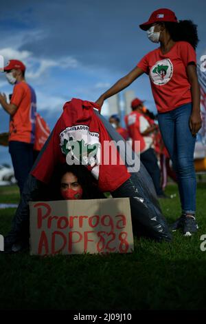 DF - Brasilia - 03/17/2022 - BRASILIA, MOVIMENTO ESPEJO ZERO - Protestierende der MTST, Bewegung obdachloser Arbeiter, nehmen an einem Protest Teil, um für die Verlängerung der Forderung nach Nichteinhaltung der Grundregel (ADPF) n&#xba zu kämpfen; 828, die am Donnerstag, den 17. März, auf der Esplanada dos Ministerios in Brasilia zum Schutz tausender Familien auf dem Land und in der von Zwangsräumungen oder Zwangsräumungen bedrohten Stadt und gegen die Regierung von Präsident Bolsonaro beigetragen haben. Foto: Mateus Bonomi/AGIF/Sipa USA Stockfoto