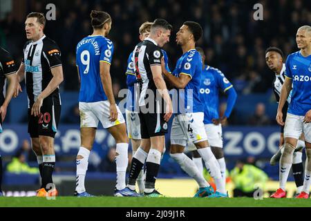 Fabian Schar von Newcastle United (links) und Mason Holgate von Everton (rechts) treten beim Premier League-Spiel im Goodison Park, Liverpool, ins Gesicht. Bilddatum: Donnerstag, 17. März 2022. Stockfoto