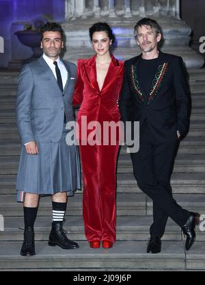 17.. März 2022. London, Großbritannien Oscar Isaac, May Calamawy und Ethan Hawke bei der Special Screening of Marvel Studios Moon Knight, The British Museum, London. Photo Copyright: Doug Peters/EMPICS/Alamy Live News Stockfoto