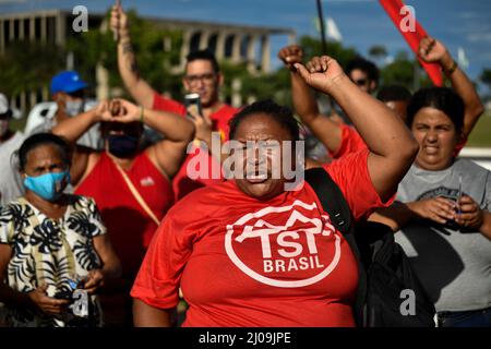 DF - Brasilia - 03/17/2022 - BRASILIA, MOVIMENTO ESPEJO ZERO - Protestierende der MTST, Bewegung obdachloser Arbeiter, nehmen an einem Protest Teil, um für die Verlängerung der Forderung nach Nichteinhaltung der Grundregel (ADPF) n&#xba zu kämpfen; 828, die am Donnerstag, den 17. März, auf der Esplanada dos Ministerios in Brasilia zum Schutz tausender Familien auf dem Land und in der von Zwangsräumungen oder Zwangsräumungen bedrohten Stadt und gegen die Regierung von Präsident Bolsonaro beigetragen haben. Foto: Mateus Bonomi/AGIF/Sipa USA Stockfoto