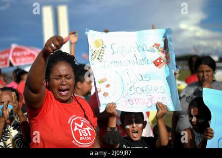 DF - Brasilia - 03/17/2022 - BRASILIA, MOVIMENTO ESPEJO ZERO - Protestierende der MTST, Bewegung obdachloser Arbeiter, nehmen an einem Protest Teil, um für die Verlängerung der Forderung nach Nichteinhaltung der Grundregel (ADPF) n&#xba zu kämpfen; 828, die am Donnerstag, den 17. März, auf der Esplanada dos Ministerios in Brasilia zum Schutz tausender Familien auf dem Land und in der von Zwangsräumungen oder Zwangsräumungen bedrohten Stadt und gegen die Regierung von Präsident Bolsonaro beigetragen haben. Foto: Mateus Bonomi/AGIF/Sipa USA Stockfoto