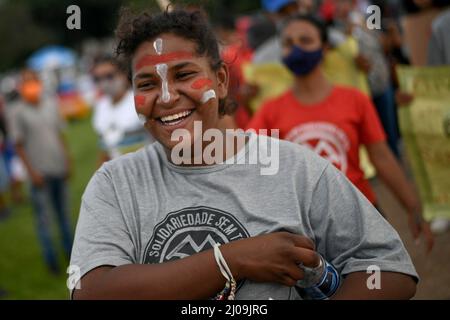 DF - Brasilia - 03/17/2022 - BRASILIA, MOVIMENTO ESPEJO ZERO - Protestierende der MTST, Bewegung obdachloser Arbeiter, nehmen an einem Protest Teil, um für die Verlängerung der Forderung nach Nichteinhaltung der Grundregel (ADPF) n&#xba zu kämpfen; 828, die am Donnerstag, den 17. März, auf der Esplanada dos Ministerios in Brasilia zum Schutz tausender Familien auf dem Land und in der von Zwangsräumungen oder Zwangsräumungen bedrohten Stadt und gegen die Regierung von Präsident Bolsonaro beigetragen haben. Foto: Mateus Bonomi/AGIF/Sipa USA Stockfoto