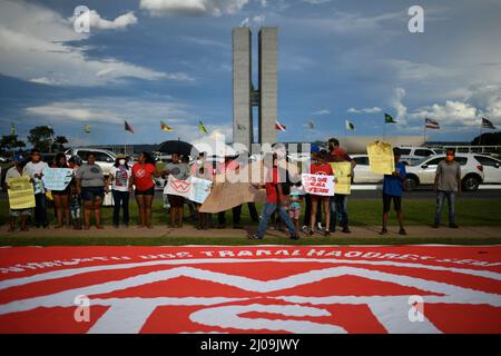 DF - Brasilia - 03/17/2022 - BRASILIA, MOVIMENTO ESPEJO ZERO - Protestierende der MTST, Bewegung obdachloser Arbeiter, nehmen an einem Protest Teil, um für die Verlängerung der Forderung nach Nichteinhaltung der Grundregel (ADPF) n&#xba zu kämpfen; 828, die am Donnerstag, den 17. März, auf der Esplanada dos Ministerios in Brasilia zum Schutz tausender Familien auf dem Land und in der von Zwangsräumungen oder Zwangsräumungen bedrohten Stadt und gegen die Regierung von Präsident Bolsonaro beigetragen haben. Foto: Mateus Bonomi/AGIF/Sipa USA Stockfoto