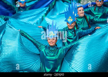 Dublin, Irland. 17. März 2022. Junge Damen aus Donegal an der Westküste Irlands, in Blau und mit einem Hauch Gelb gekleidet, treten während der Feier auf. Drei Jahre seit Irland zum letzten Mal den St. Patrick's Day feiern konnte, markierten Dubliners und Besucher den Tag mit der Ukraine und ihren Menschen in ihren Köpfen und Herzen. Die vorherrschende Farbe der festlichen Parade durch die Straßen der Hauptstadt war nicht nur grün, sondern auch blau und gelb. Kredit: SOPA Images Limited/Alamy Live Nachrichten Stockfoto