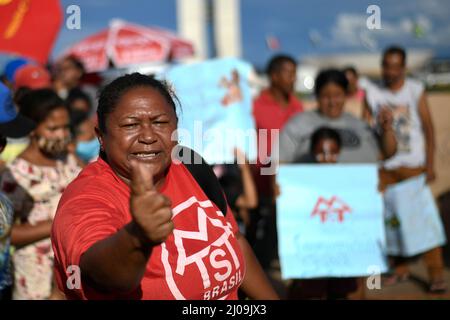 DF - Brasilia - 03/17/2022 - BRASILIA, MOVIMENTO ESPEJO ZERO - Protestierende der MTST, Bewegung obdachloser Arbeiter, nehmen an einem Protest Teil, um für die Verlängerung der Forderung nach Nichteinhaltung der Grundregel (ADPF) n&#xba zu kämpfen; 828, die am Donnerstag, den 17. März, auf der Esplanada dos Ministerios in Brasilia zum Schutz tausender Familien auf dem Land und in der von Zwangsräumungen oder Zwangsräumungen bedrohten Stadt und gegen die Regierung von Präsident Bolsonaro beigetragen haben. Foto: Mateus Bonomi/AGIF/Sipa USA Stockfoto