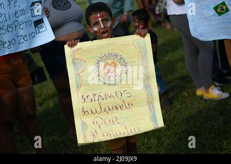 DF - Brasilia - 03/17/2022 - BRASILIA, MOVIMENTO ESPEJO ZERO - Protestierende der MTST, Bewegung obdachloser Arbeiter, nehmen an einem Protest Teil, um für die Verlängerung der Forderung nach Nichteinhaltung der Grundregel (ADPF) n&#xba zu kämpfen; 828, die am Donnerstag, den 17. März, auf der Esplanada dos Ministerios in Brasilia zum Schutz tausender Familien auf dem Land und in der von Zwangsräumungen oder Zwangsräumungen bedrohten Stadt und gegen die Regierung von Präsident Bolsonaro beigetragen haben. Foto: Mateus Bonomi/AGIF/Sipa USA Stockfoto