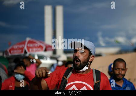 DF - Brasilia - 03/17/2022 - BRASILIA, MOVIMENTO ESPEJO ZERO - Protestierende der MTST, Bewegung obdachloser Arbeiter, nehmen an einem Protest Teil, um für die Verlängerung der Forderung nach Nichteinhaltung der Grundregel (ADPF) n&#xba zu kämpfen; 828, die am Donnerstag, den 17. März, auf der Esplanada dos Ministerios in Brasilia zum Schutz tausender Familien auf dem Land und in der von Zwangsräumungen oder Zwangsräumungen bedrohten Stadt und gegen die Regierung von Präsident Bolsonaro beigetragen haben. Foto: Mateus Bonomi/AGIF/Sipa USA Stockfoto