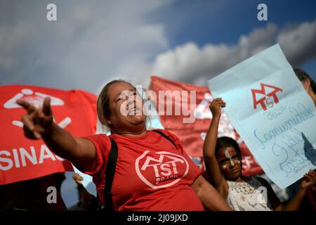 DF - Brasilia - 03/17/2022 - BRASILIA, MOVIMENTO ESPEJO ZERO - Protestierende der MTST, Bewegung obdachloser Arbeiter, nehmen an einem Protest Teil, um für die Verlängerung der Forderung nach Nichteinhaltung der Grundregel (ADPF) n&#xba zu kämpfen; 828, die am Donnerstag, den 17. März, auf der Esplanada dos Ministerios in Brasilia zum Schutz tausender Familien auf dem Land und in der von Zwangsräumungen oder Zwangsräumungen bedrohten Stadt und gegen die Regierung von Präsident Bolsonaro beigetragen haben. Foto: Mateus Bonomi/AGIF/Sipa USA Stockfoto