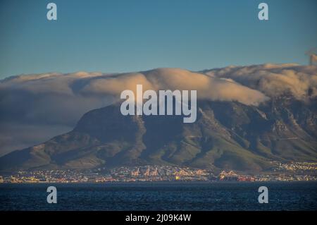 Tafelberg bedeckt mit Wolken in Kapstadt Stockfoto