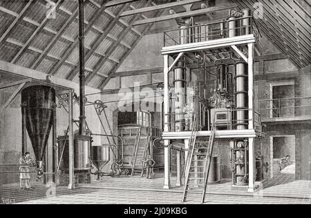 Landwirtschaftliche Apfelbrennerei des Schlosses von Audoror, Graf von Dortan, die den rektifizierten Alkohol des ersten Draft, Frankreich, Europa produziert. Alte, gravierte Illustration aus dem 19.. Jahrhundert von La Nature 1899 Stockfoto