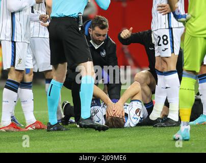 Leverkusen, Deutschland. 17. März 2022. Europa League, Runde 16, zweite Etappe, Bayer 04 Leverkusen gegen Atalanta Bergamo, Rafael Toloi (Bergamo) liegt auf dem Rasen verletzt. Quelle: Jürgen Schwarz/Alamy Live News Stockfoto