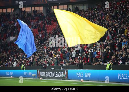 Leverkusen, Deutschland. 17. März 2022. Europa League, Runde 16, zweite Etappe, Bayer 04 Leverkusen vs Atalanta Bergamo, die Farben der Ukraine sind gewellt. Quelle: Jürgen Schwarz/Alamy Live News Stockfoto