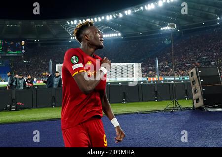 Rom, Italien. 17. März 2022. Tammy Abraham von AS Roma feiert, nachdem er während der UEFA Conference League-Runde des 16 zweiten Spiels von AS Roma und Vitesse im Stadio Olimpico am 17. März 2022 in Rom, Italien, das erste Tor seiner Seite erzielt hat (Foto: Jeroen Meuwsen/Orange Picics) Kredit: Orange Pics BV/Alamy Live News Stockfoto