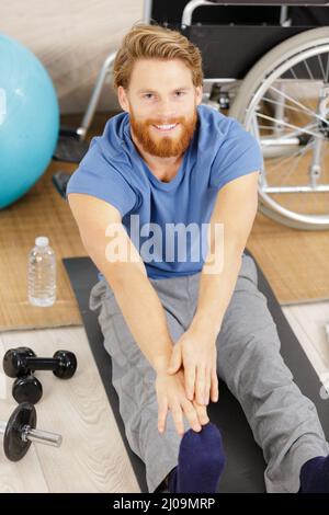 Mann, der seine Beine gestreckt hat Stockfoto