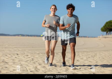 Männer und Frauen Jogger trainieren im Freien Stockfoto