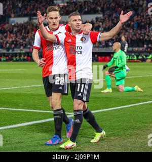 Rotterdam, Niederlande. 17. März 2022. ROTTERDAM, NIEDERLANDE - 17. MÄRZ: Jens Toornstra von Feyenoord Rotterdam, Bryan Linssen von Feyenoord Rotterdam feiern nach dem dritten Tor ihrer Teams während des UEFA Conference League-Spiels zwischen Feyenoord und FK Partizan bei de Kuip am 17. März 2022 in Rotterdam, Niederlande (Foto: Peter Lous/Orange Picts) Quelle: Orange Pics BV/Alamy Live News Stockfoto