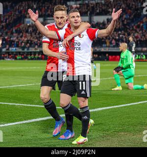 Rotterdam, Niederlande. 17. März 2022. ROTTERDAM, NIEDERLANDE - 17. MÄRZ: Jens Toornstra von Feyenoord Rotterdam, Bryan Linssen von Feyenoord Rotterdam feiern nach dem dritten Tor ihrer Teams während des UEFA Conference League-Spiels zwischen Feyenoord und FK Partizan bei de Kuip am 17. März 2022 in Rotterdam, Niederlande (Foto: Peter Lous/Orange Picts) Quelle: Orange Pics BV/Alamy Live News Stockfoto